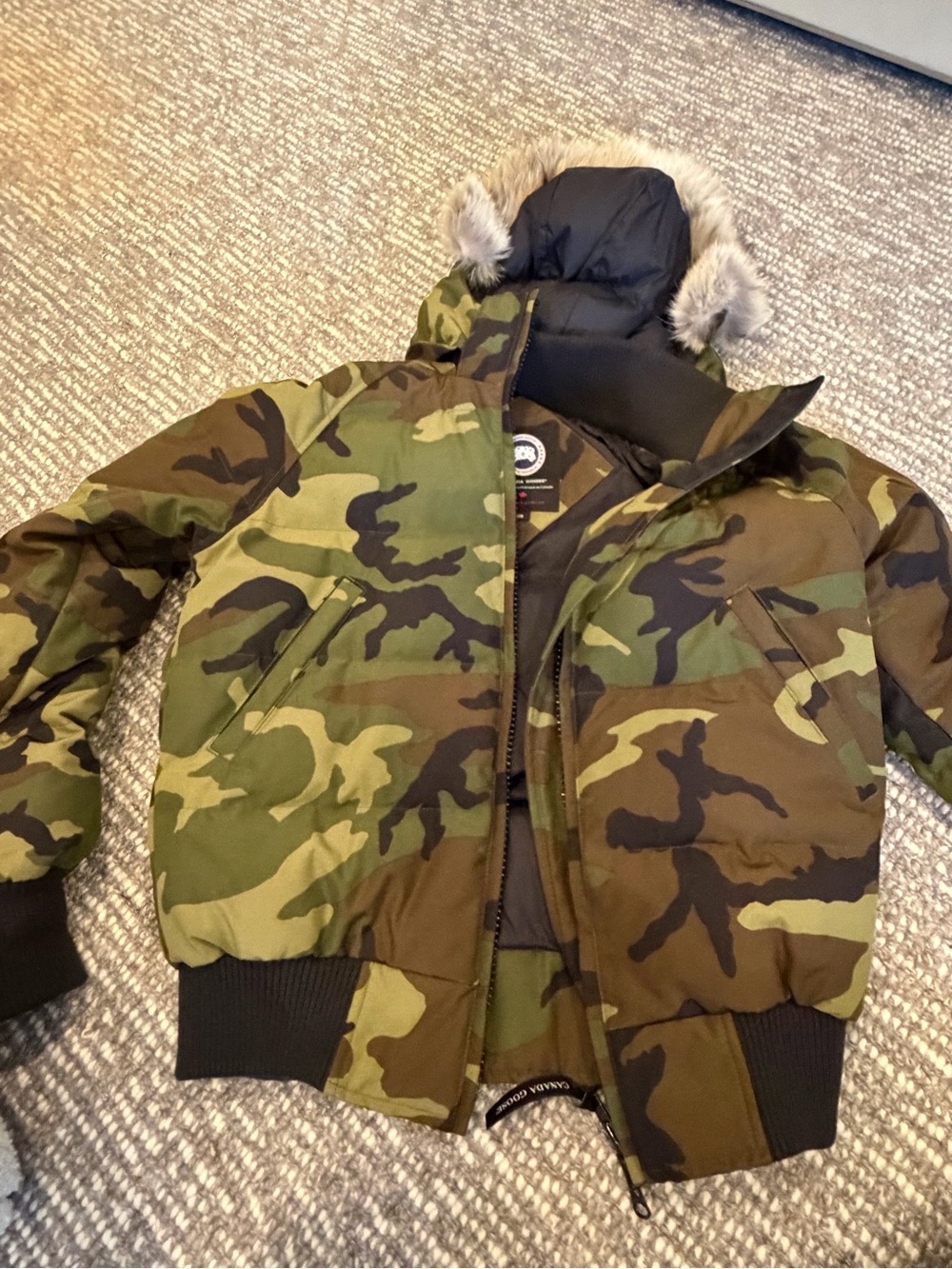 New Canada Goose size m Camo Puffer Jacket with Faux Fur Hood
